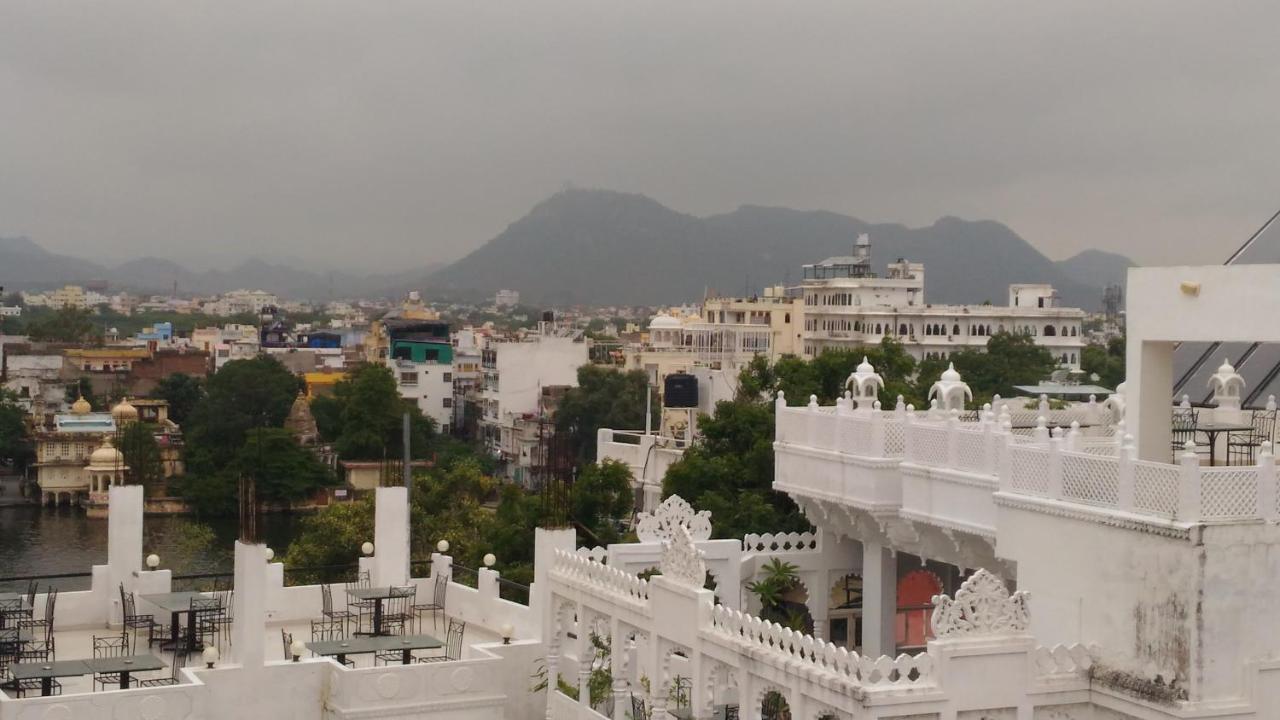 Hotel Ishwar Palace Udaipur Exteriör bild